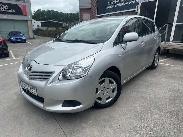 SE VENDE TOYOTA VERSO 1.6 GASOLINA 7 PLAZAS 4